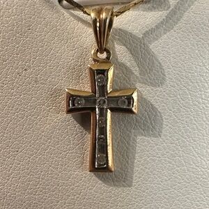 446812 - 10K Cross Pendant W/Diamonds